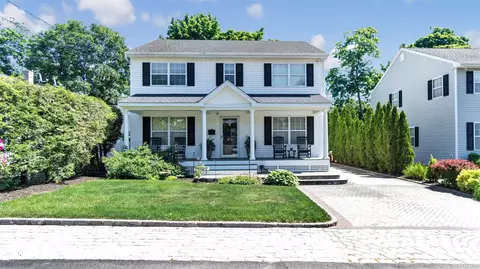 10 Oak St # A, Bayville, NY 11709