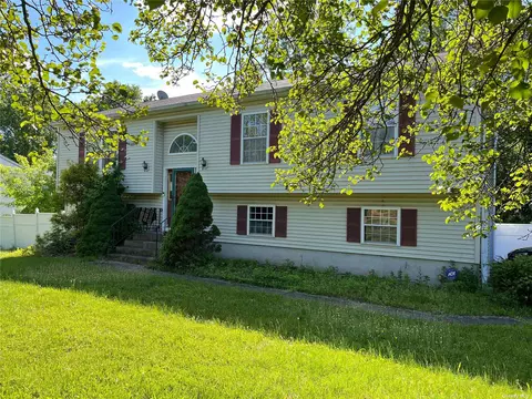 65 New Clarkstown Rd, Nanuet, NY 10954