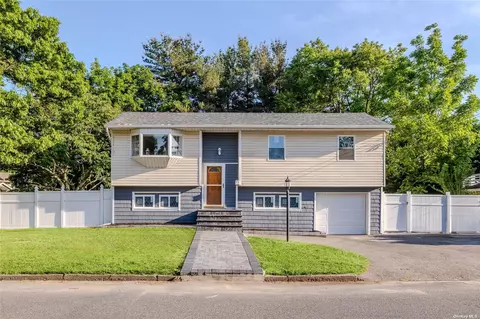 820 Stanley St, West Islip, NY 11795