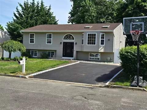 12 Lee Ave, Bay Shore, NY 11706