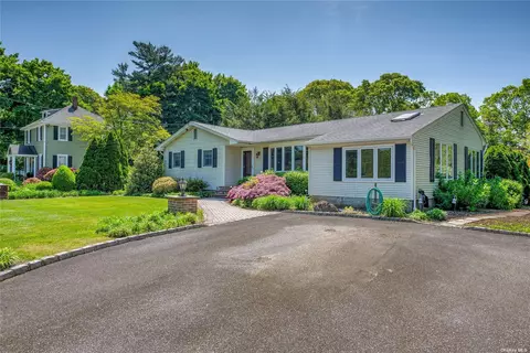 122 Woodlawn Ave, Saint James, NY 11780