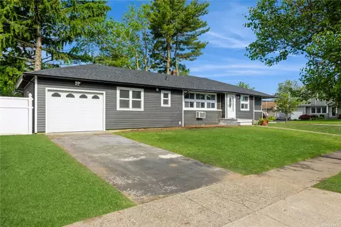 77 Wellesley Ln, Hicksville, NY 11801