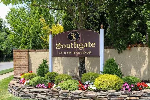 75 Southgate Cir #75, Massapequa Park, NY 11762