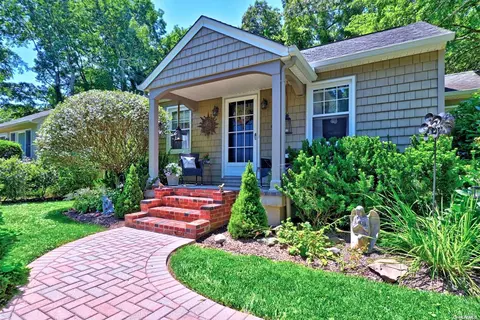 27 Harding St, East Northport, NY 11731