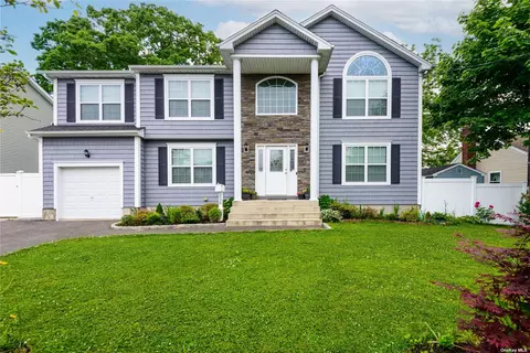 336 N 4th St, Lindenhurst, NY 11757