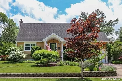 101 Briarcliff Dr, East Norwich, NY 11732