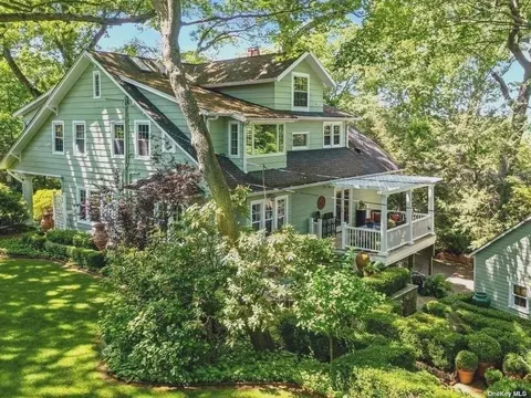 24 Overlook Dr, Port Washington, NY 11050