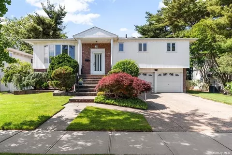576 Hungry Harbor Rd, Valley Stream, NY 11581