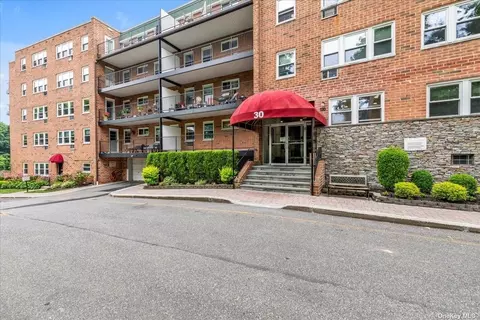 30 Pearsall Ave #3H, Glen Cove, NY 11542