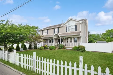 73 Cameron Ave, Babylon, NY 11702