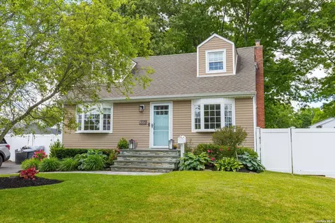 1066 Oakneck Rd, Bay Shore, NY 11706
