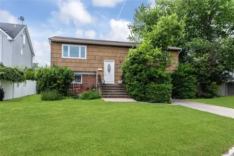 2642 Riverside Ave, Seaford, NY 11783