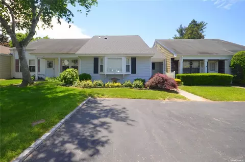 51 Freedom Ln #27, Coram, NY 11727