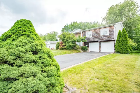 48 Carnegie Dr, Smithtown, NY 11787