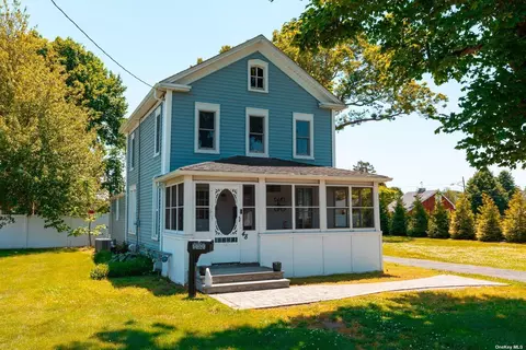 48 Brook St, West Sayville, NY 11796