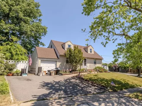 34 Woodbine Dr, Hicksville, NY 11801