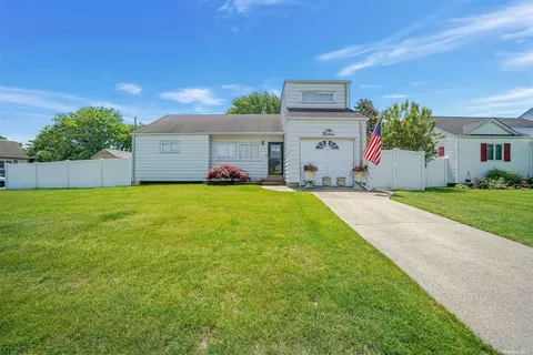 13 Thelma Pl, Deer Park, NY 11729