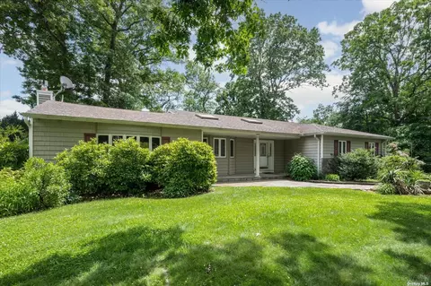25 Southwick S, Plainview, NY 11803