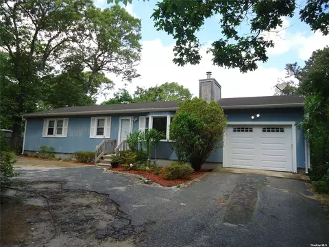 8 Birch Ave, Flanders, NY 11901