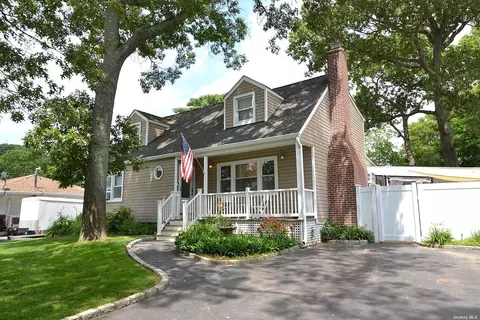 15 1st St, Farmingville, NY 11738