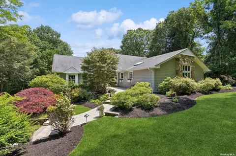 36 Riverview Ter, Smithtown, NY 11787