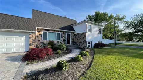 50 Cedar Dr, Bay Shore, NY 11706
