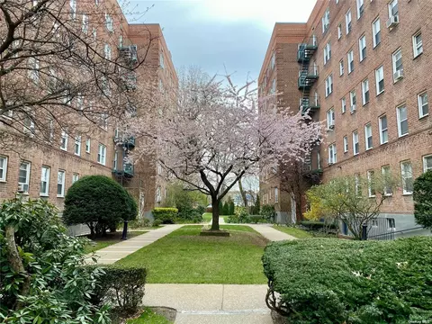 32 Cathedral Ave #3E, Hempstead, NY 11550