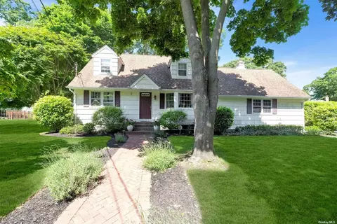 2 Southwood Dr, Miller Place, NY 11764
