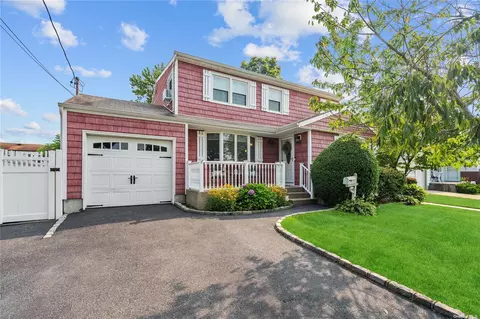 208 Linden St, Massapequa Park, NY 11762
