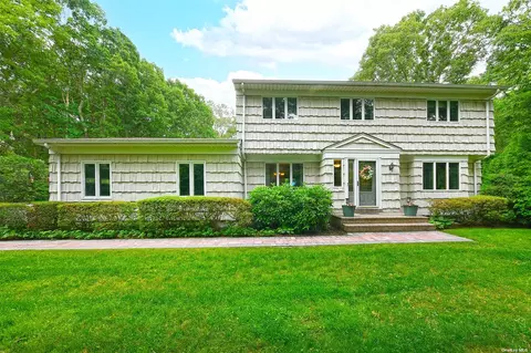 13 Everest Ct, South Huntington, NY 11746