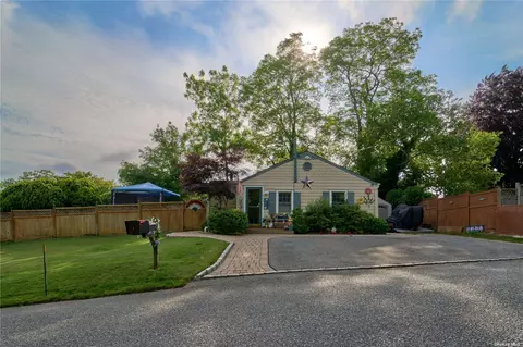 548 Maple Ave, Patchogue, NY 11772