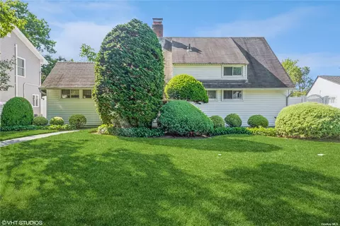 43 Ribbon Ln, Wantagh, NY 11793