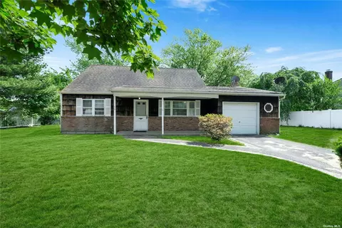 50 Corbin Ave, Patchogue, NY 11772