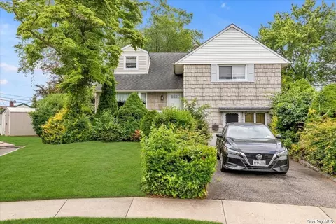 11 Belmart Ct, Hicksville, NY 11801