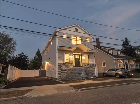 16 Hollywood Ave, Massapequa, NY 11758