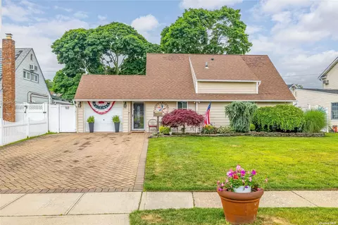 25 Downhill Ln, Wantagh, NY 11793