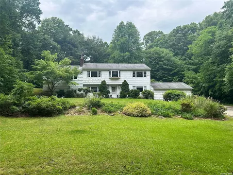 1976 Knollwood Ln, Muttontown, NY 11791