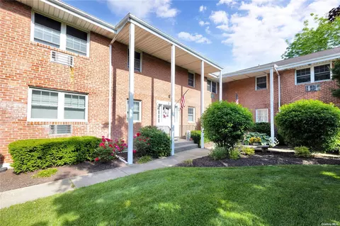 295297 Merrick Rd #2D, Amityville, NY 11701
