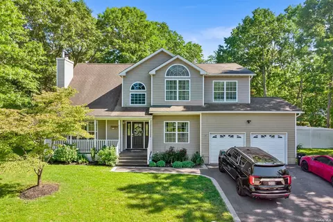 14 Amber Ln, Coram, NY 11727
