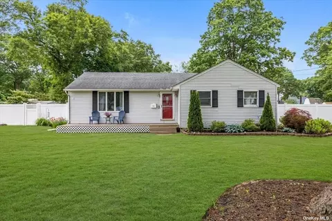 24 Donald St, Holbrook, NY 11741
