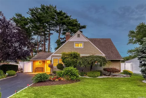 61 Lion Ln, Westbury, NY 11590