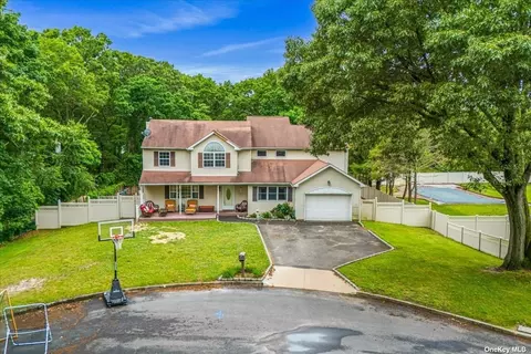 7 Iris Ave, Farmingville, NY 11738