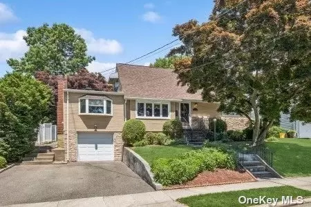 109 Ira Rd, Syosset, NY 11791