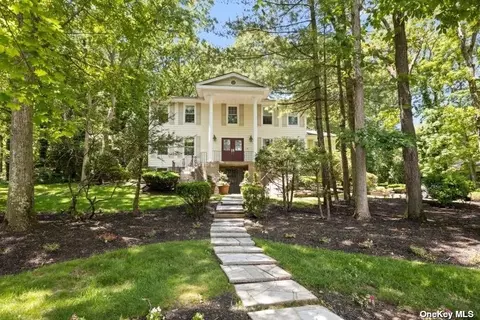 26 Round Tree Dr, Melville, NY 11747