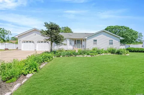121 Oak St, Medford, NY 11763