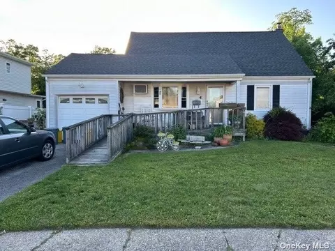 4 Ruth Ln, Farmingdale, NY 11735