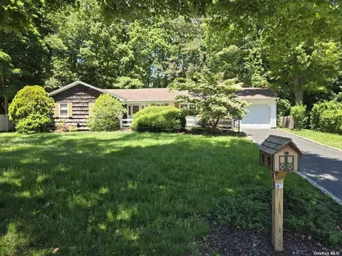 5 Cob Ct, Rocky Point, NY 11778
