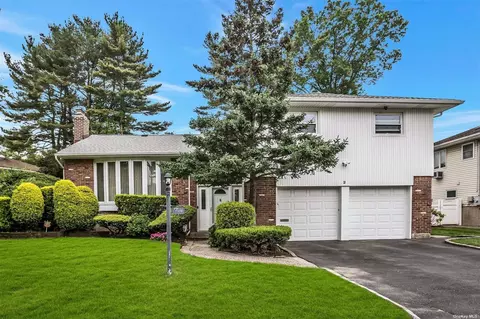 2 Gloria Dr, Woodbury, NY 11797