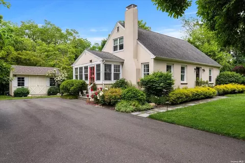 36 Old Coach Rd, East Setauket, NY 11733