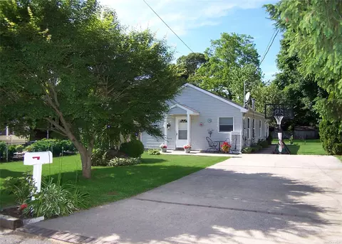 97 Sunset Ave, Selden, NY 11784